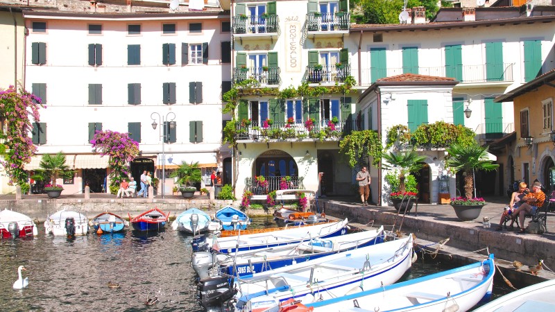 b�ter, fargerike bygninger