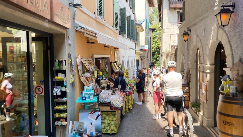 butikker og mennesker i Limone