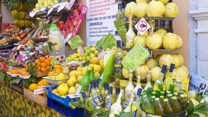stirolner, frukt og andre varer i en butikk
