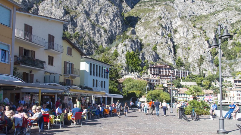 mennesker som sitter p� stoler og bord i Limone