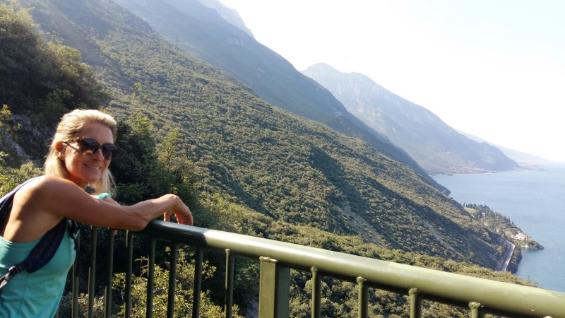 en person lener seg over et rekkverk og ser utover en innsj�