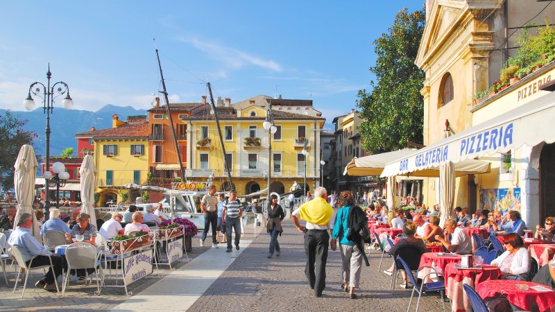 bord,krakker, mennesker og hus