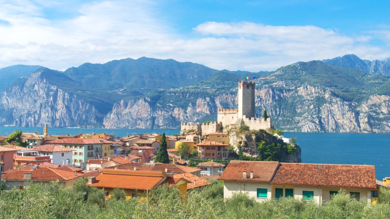 bygninger, fjell og sj�