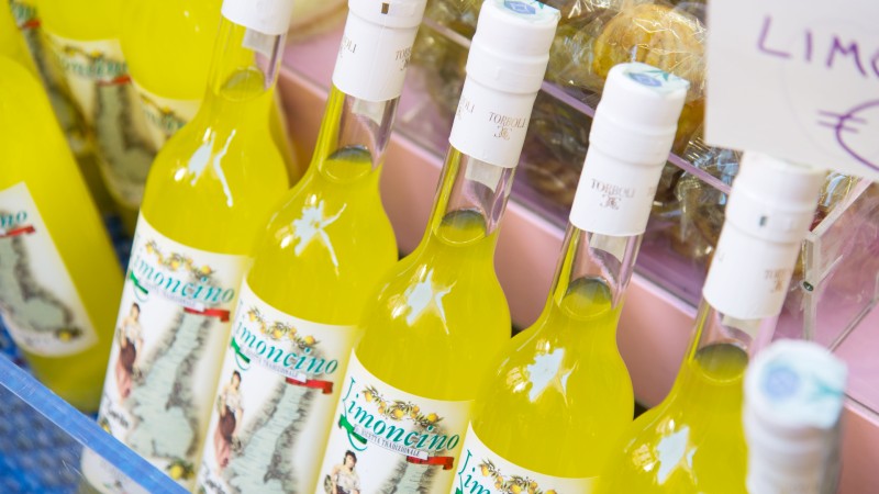 flasker med gult drikke