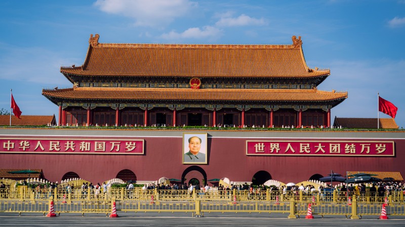 bygninger, sperringer og markering i gaten. Et bilde av Mao p� en tempelvegg