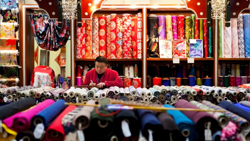 skredder omgitt av mange fargerike stoffer