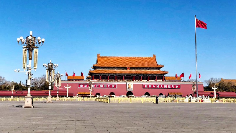 bygning og en stor �pen plass