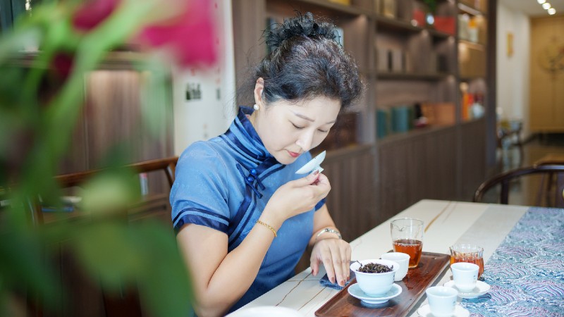 kinesisk dame som drikker te