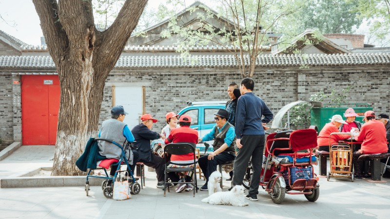 mennesker, stoler og biler
