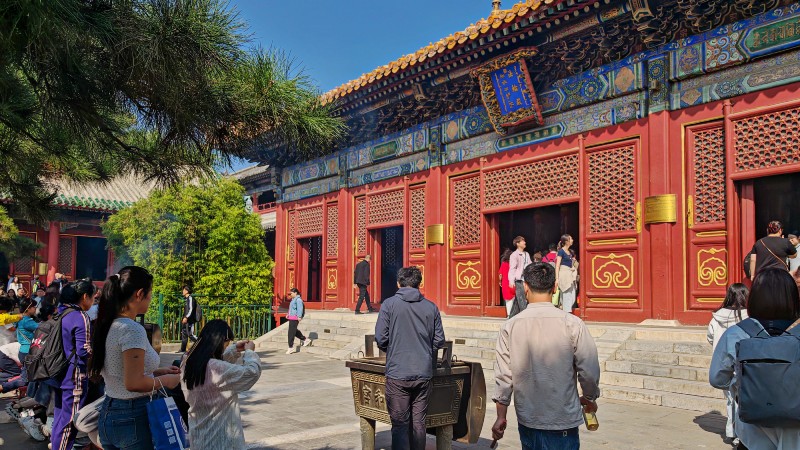 tempel i Beijing med mennesker p� vei inn og utenfor