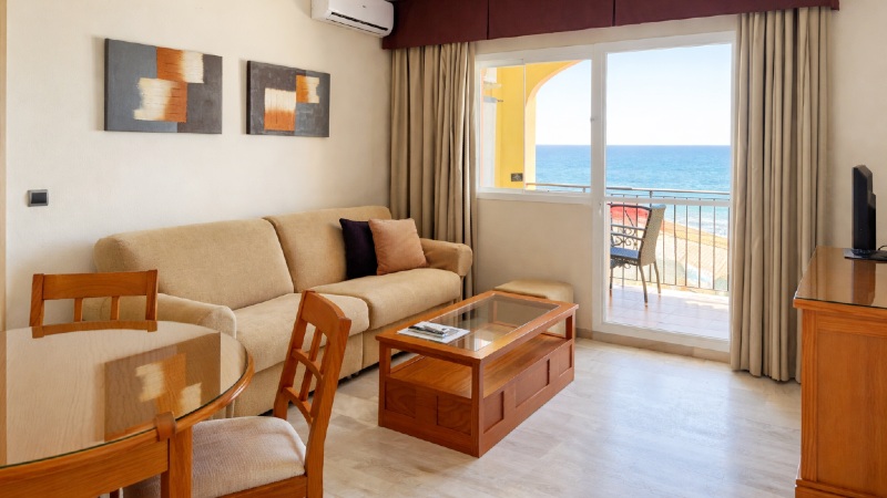 Stue og balkong med havutsikt