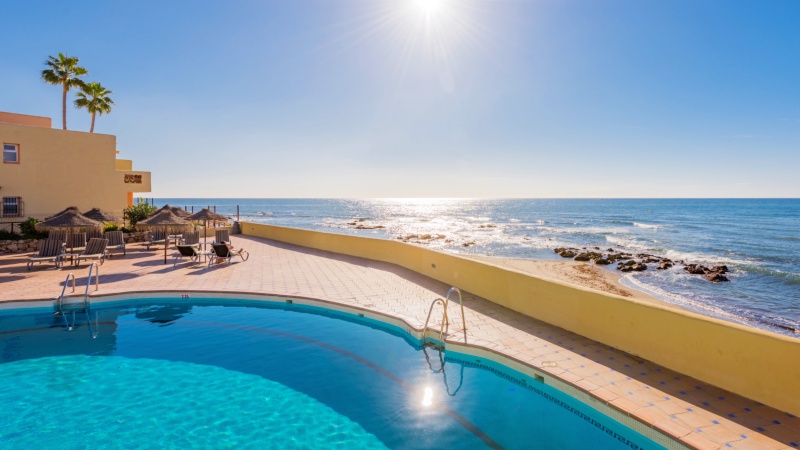 Basseng med havet bak