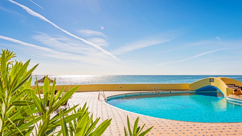 Basseng med havet bak