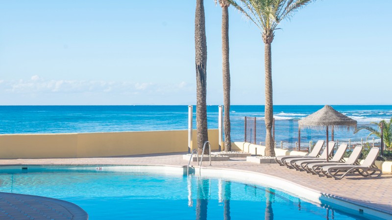 Basseng med havet bak