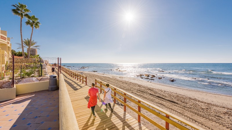 Tur langs strandpromenaden