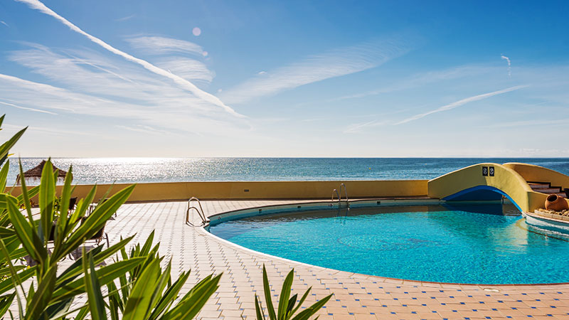 Utend�rsbasseng med havutsikt