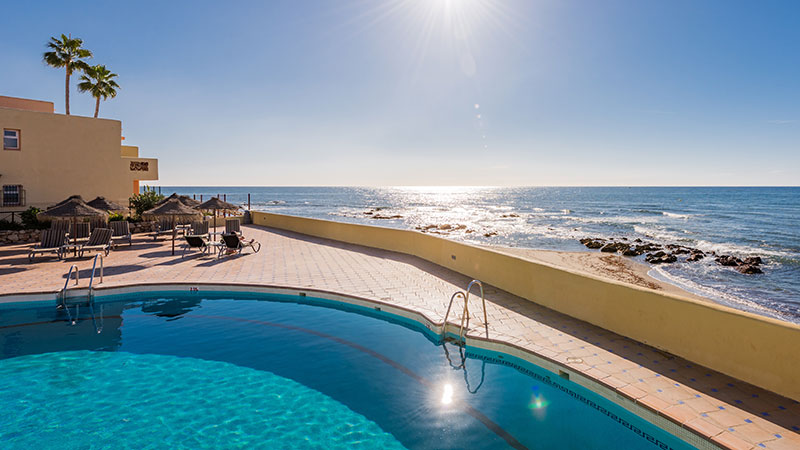 Utend�rsbasseng med havutsikt