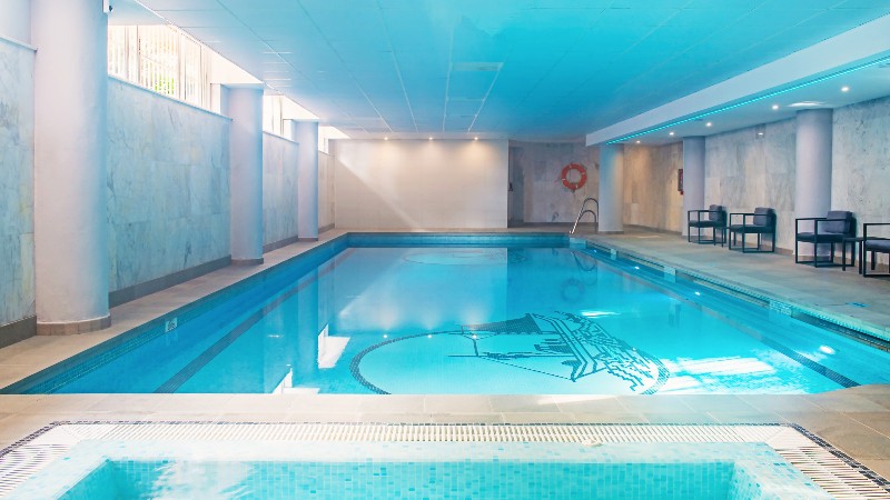 Innend�rs sv�mmebasseng 