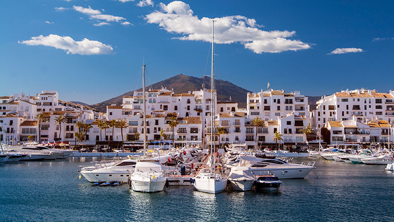 Havnen i Puerto Banus med seilb�ter og hvite hus i bakgrunnen